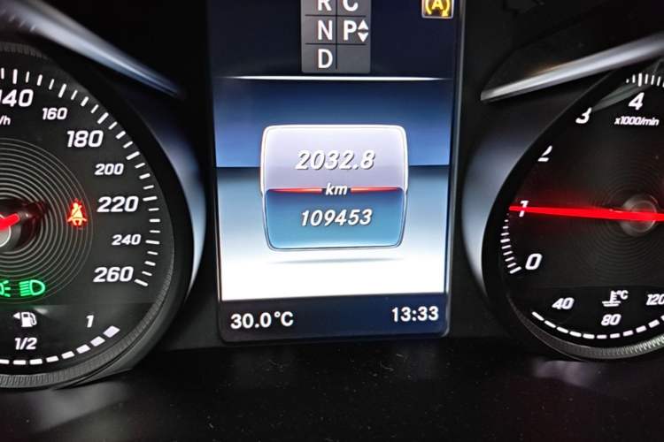 Used Mercedes-Benz V-Class 2018 V 260 Avantgarde Edition China VI Odometer Close Up