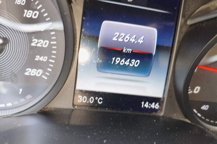 Used Mercedes-Benz V-Class 2018 V 260 Prestige Edition China VI Odometer Close Up