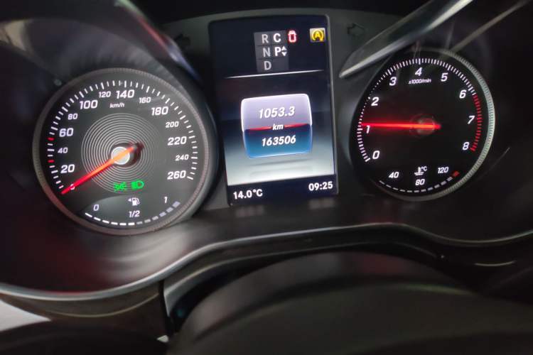 Used Mercedes-Benz V-Class  Odometer Close Up