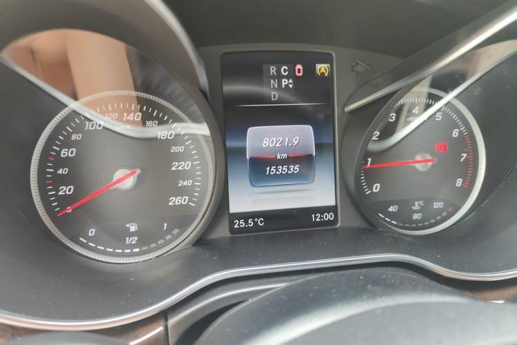 Used Mercedes-Benz V-Class  Odometer Close Up