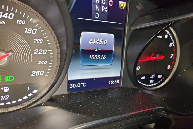 Used Mercedes-Benz V-Class 2018 V 260 Avantgarde Edition China VI Odometer Close Up