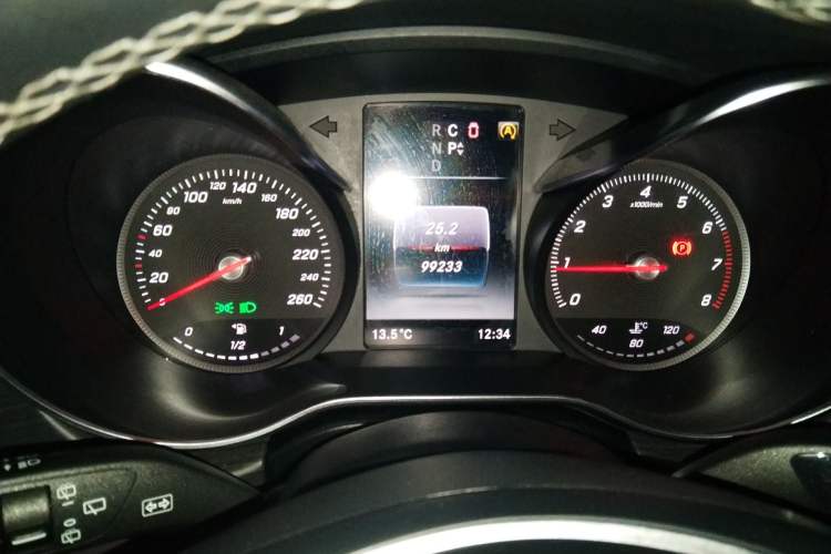 Used Mercedes-Benz V-Class  Odometer Close Up