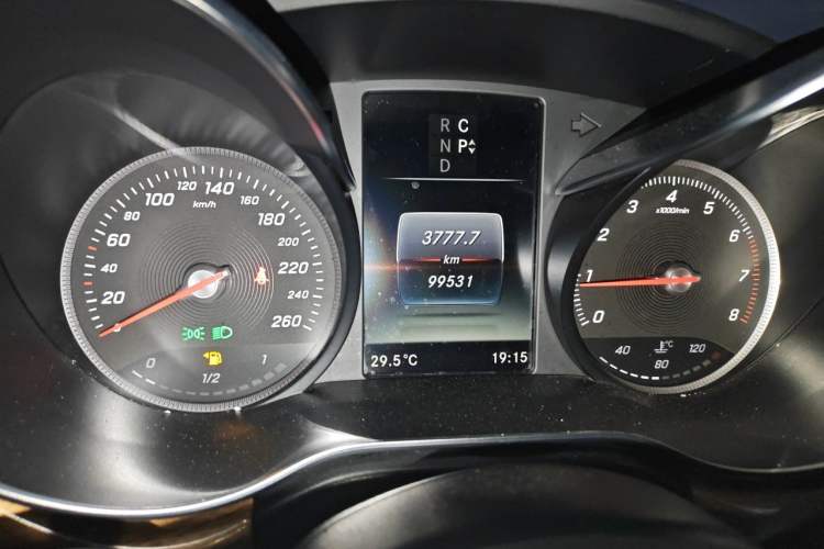 Used Mercedes-Benz V-Class  Odometer Close Up