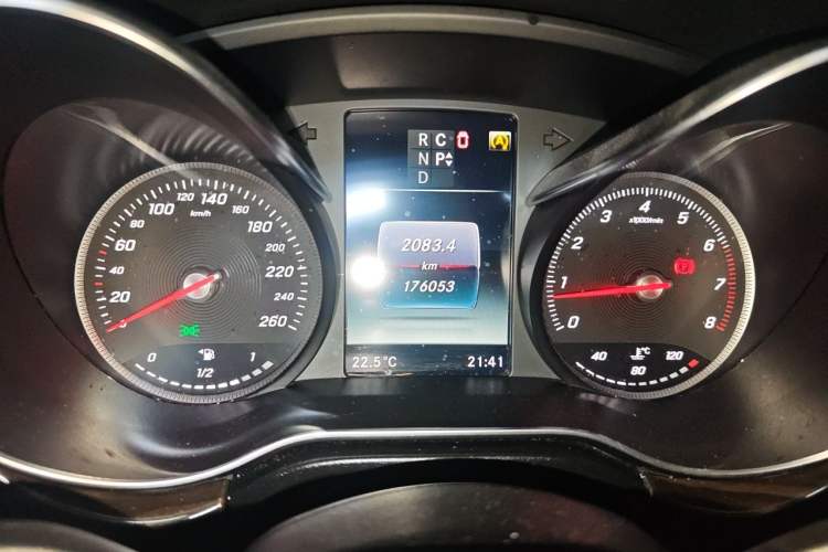Used Mercedes-Benz V-Class 2018 V 260 Avantgarde Edition China VI Odometer Close Up