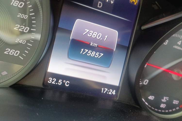 Used Mercedes-Benz V-Class 2018 V 260 Prestige Edition China VI Odometer Close Up