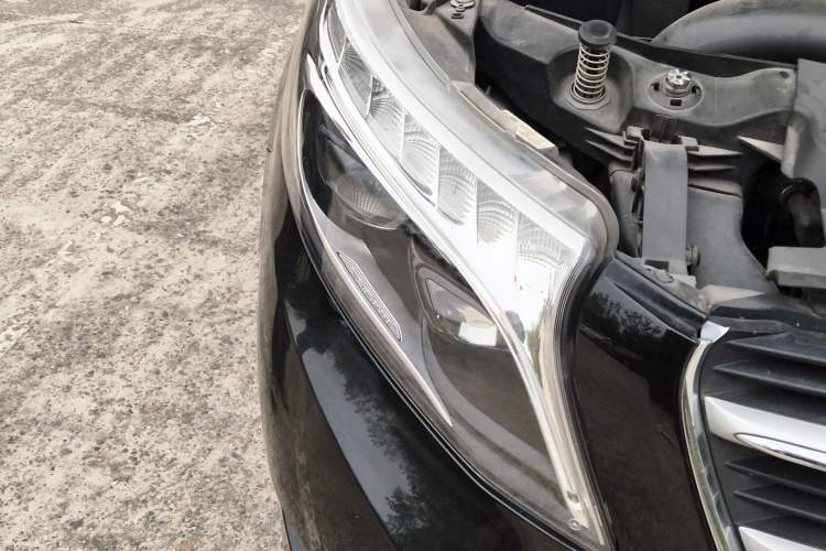 Used Mercedes-Benz V-Class 2018 V 260 L Prestige Extended Version China VI Right Front Headlight