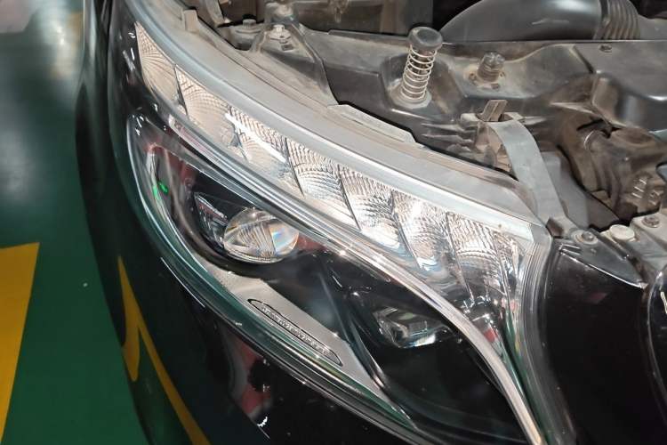 Used Mercedes-Benz V-Class 2018 V 260 L Prestige Extended Version China VI Right Front Headlight
