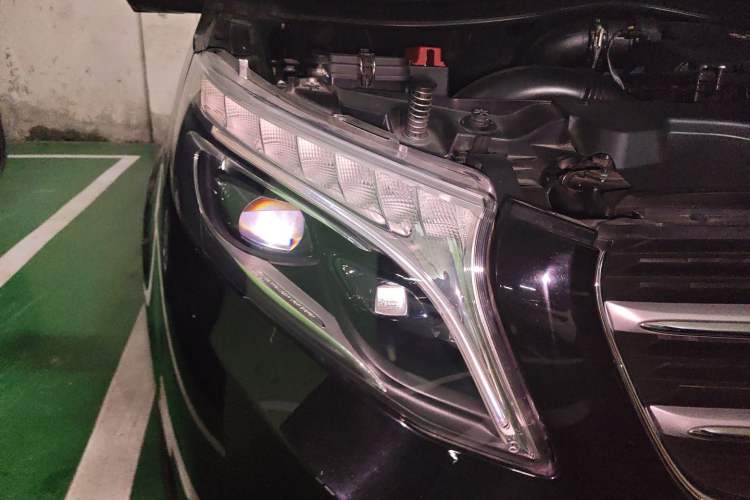 Used Mercedes-Benz V-Class 2018 V 260 L Prestige Extended Version China VI Right Front Headlight