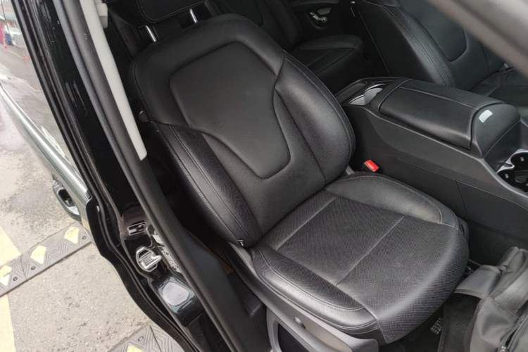 Used Mercedes-Benz V-Class 2018 V 260 Prestige Edition China VI Right Front Seat