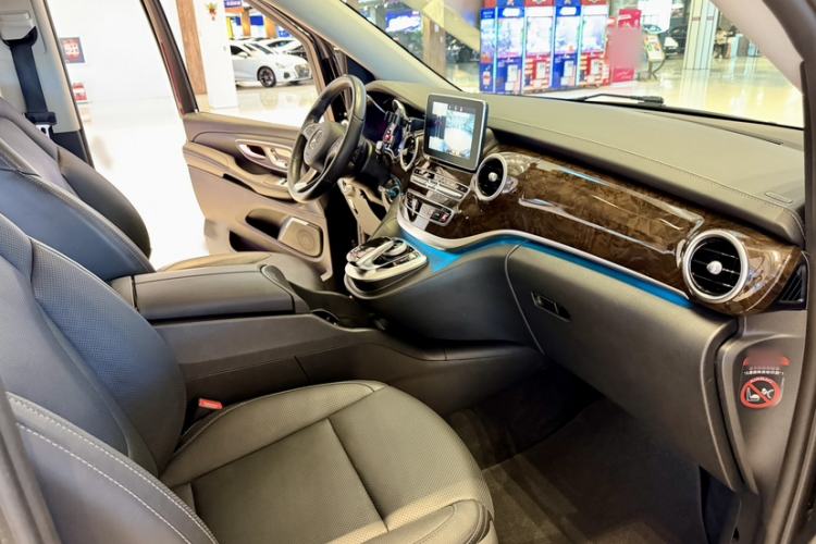 Used Mercedes-Benz V-Class 2018 V 260 Prestige Edition China VI Right Front Seat