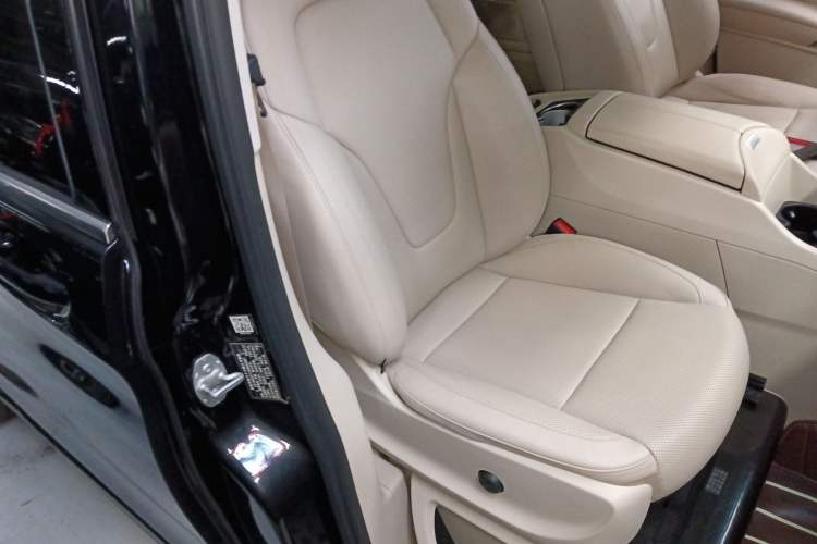 Used Mercedes-Benz V-Class 2018 V 260 Prestige Edition China VI Right Front Seat