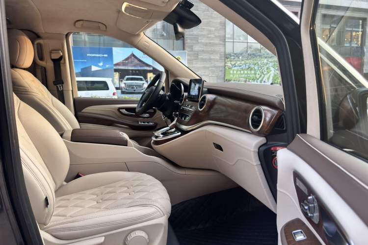 Used Mercedes-Benz V-Class 2018 V250 2.0T Extended Version 5.37 meters Middle East Edition Right Front Seat