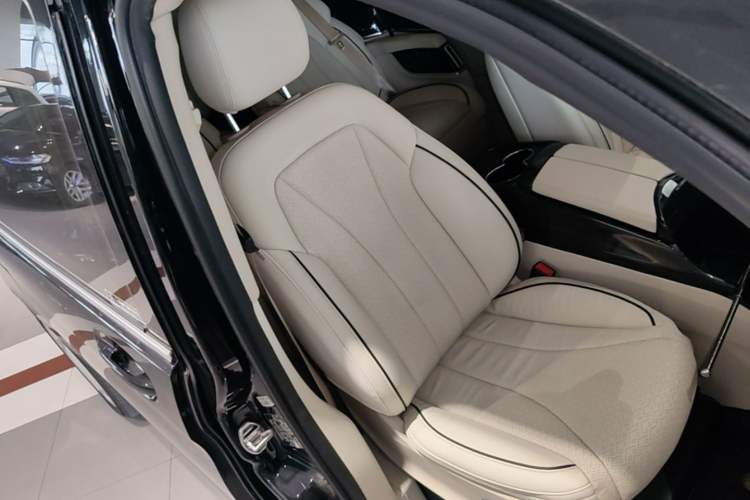 Used Mercedes-Benz V-Class 2018 V 260 Avantgarde Edition China VI Right Front Seat