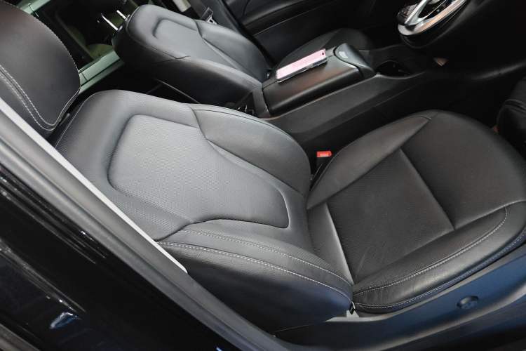 Used Mercedes-Benz V-Class 2018 V 260 Avantgarde Edition China VI Right Front Seat