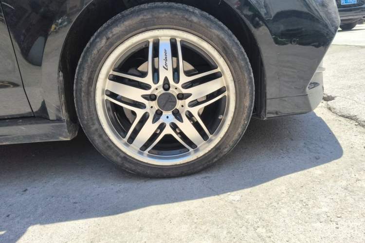 Used Mercedes-Benz V-Class  Right Front Wheel Hub