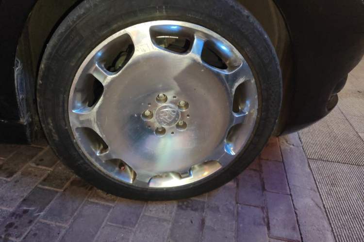 Used Mercedes-Benz V-Class  Right Front Wheel Hub