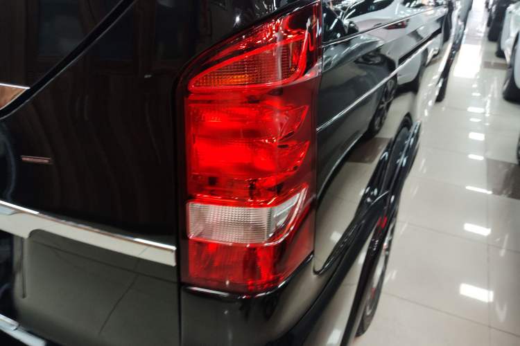 Used Mercedes-Benz V-Class 2018 V250 2.0T Extended Version 5.37 meters Middle East Edition Right Rear Taillight