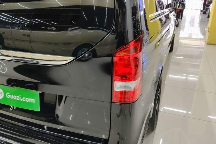 Used Mercedes-Benz V-Class 2018 V250 2.0T Extended Version 5.37 meters Middle East Edition Right Rear Taillight