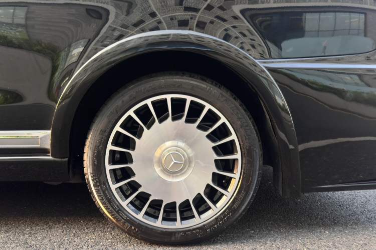 Used Mercedes-Benz V-Class 2018 V250 2.0T Extended Version 5.37 meters Middle East Edition Right Rear Wheel Hub