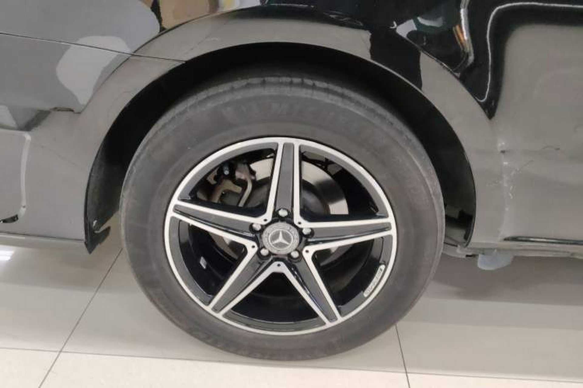 Used Mercedes-Benz V-Class 2018 V250 2.0T Extended Version 5.37 meters Middle East Edition Right Rear Wheel Hub