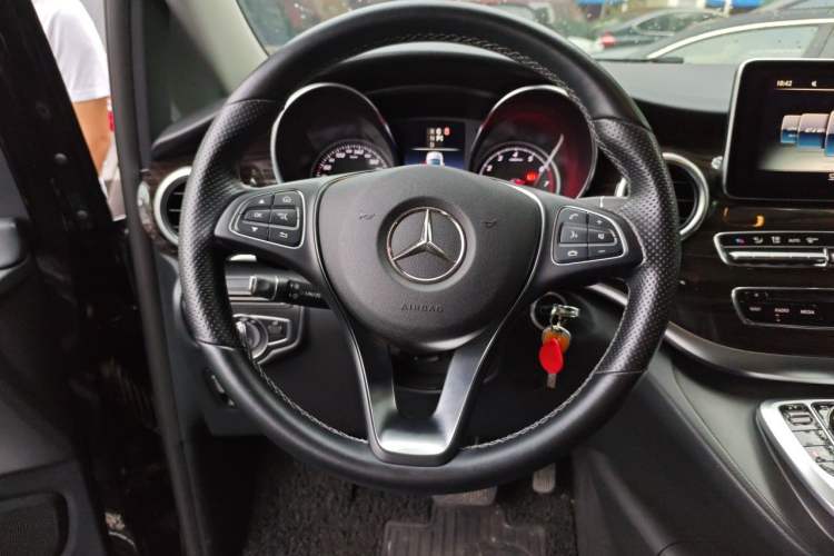 Used Mercedes-Benz V-Class 2018 V 260 Avantgarde Edition China VI Steering Wheel