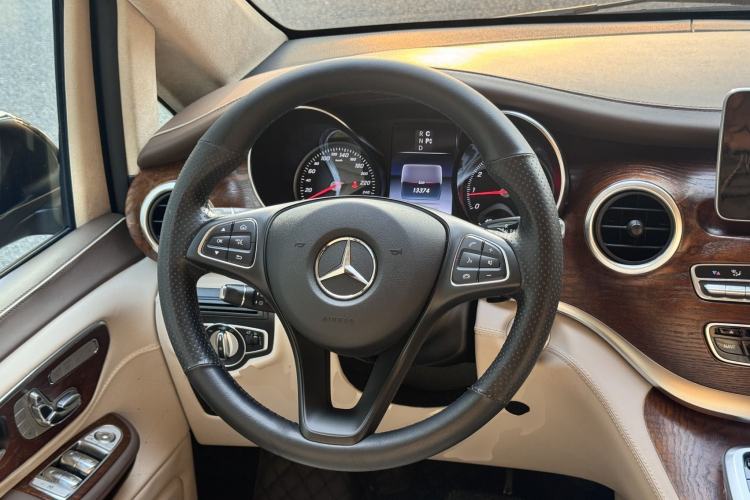 Used Mercedes-Benz V-Class 2018 V250 2.0T Extended Version 5.37 meters Middle East Edition Steering Wheel