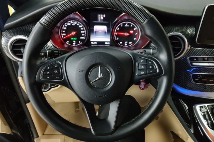 Used Mercedes-Benz V-Class 2018 V250 2.0T Extended Version 5.37 meters Middle East Edition Steering Wheel