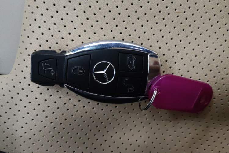 Used Mercedes-Benz V-Class 2018 V250 2.0T Extended Version 5.37 meters Middle East Edition Vehicle Key