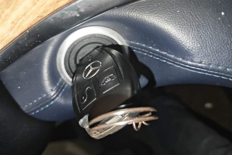 Used Mercedes-Benz V-Class  Vehicle Key