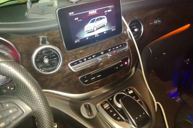 Used Mercedes-Benz V-Class 2018 V 260 L Prestige Extended Version China VI Audio And AC Panel