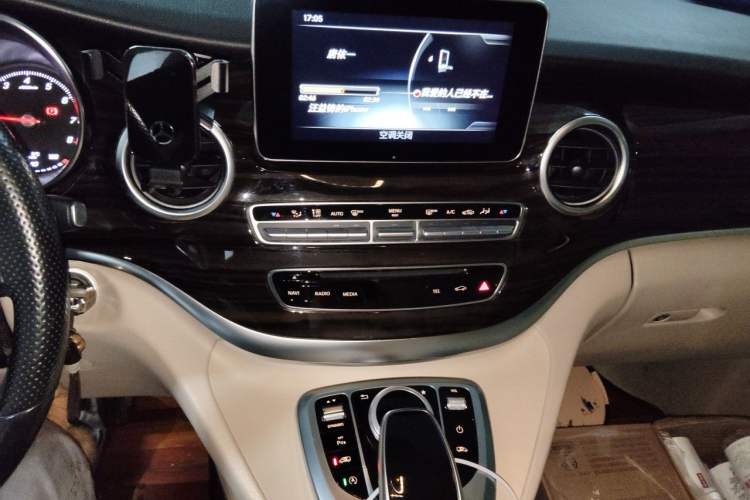 Used Mercedes-Benz V-Class 2018 V 260 Avantgarde Edition China VI Audio And AC Panel