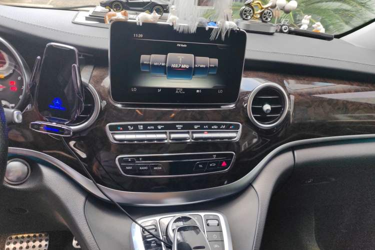 Used Mercedes-Benz V-Class 2018 V 260 L Prestige Extended Version China VI Audio And AC Panel