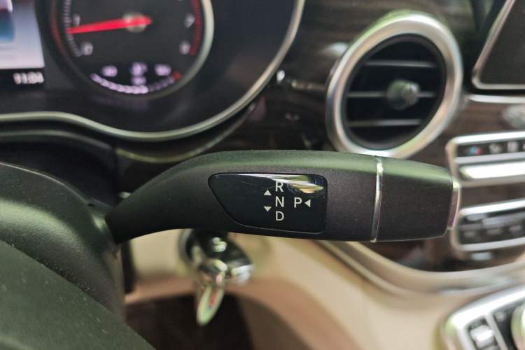 Used Mercedes-Benz V-Class 2018 V 260 Avantgarde Edition China VI Gear Lever