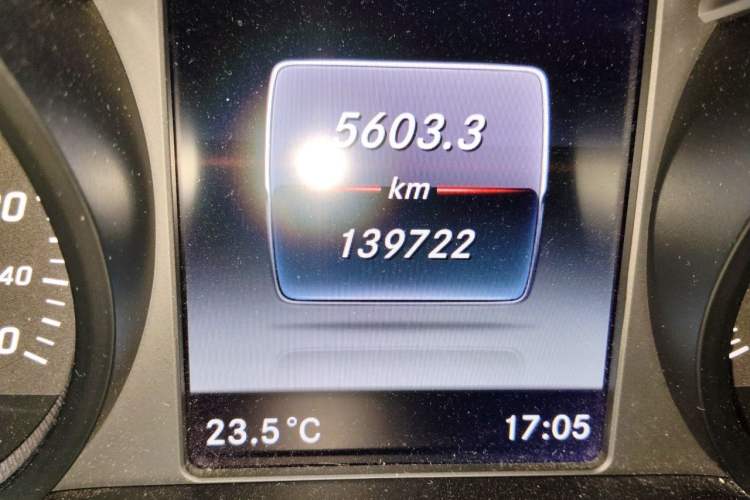 Used Mercedes-Benz V-Class 2018 V 260 Avantgarde Edition China VI Odometer Close Up