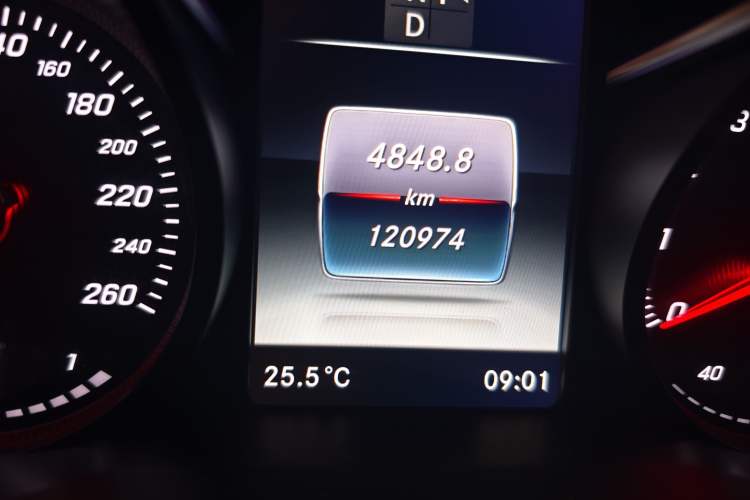 Used Mercedes-Benz V-Class 2018 V 260 Avantgarde Edition China V Odometer Close Up