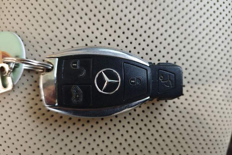 Used Mercedes-Benz V-Class 2018 V 260 Avantgarde Edition China VI Vehicle Key