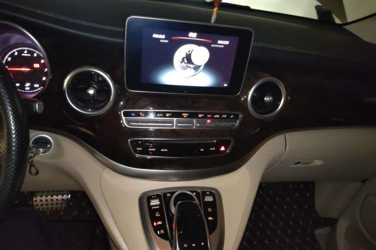 Used Mercedes-Benz V-Class 2018 V 260 L Prestige Extended Version China VI Audio And AC Panel