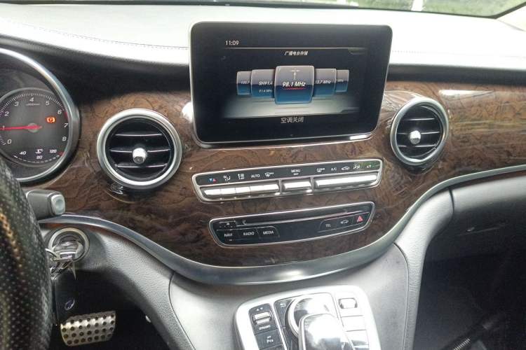 Used Mercedes-Benz V-Class 2018 V 260 Prestige Edition China VI Audio And AC Panel