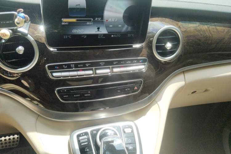 Used Mercedes-Benz V-Class 2018 V 260 L Prestige Extended Version China VI Audio And AC Panel