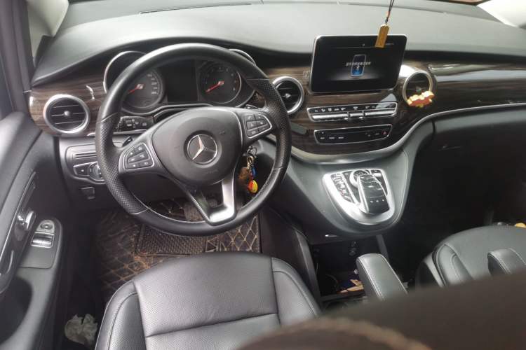 Used Mercedes-Benz V-Class 2018 V 260 Avantgarde Edition China VI Center Console