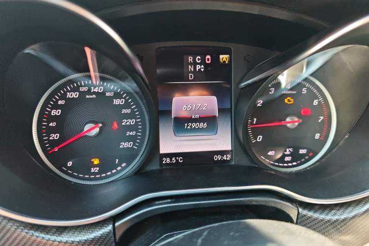 Used Mercedes-Benz V-Class 2018 V 260 AMG Sport Edition China VI Odometer Close Up