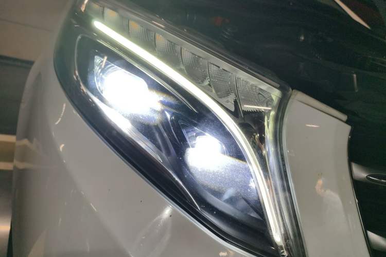 Used Mercedes-Benz V-Class 2018 V 260 Prestige Edition China VI Right Front Headlight