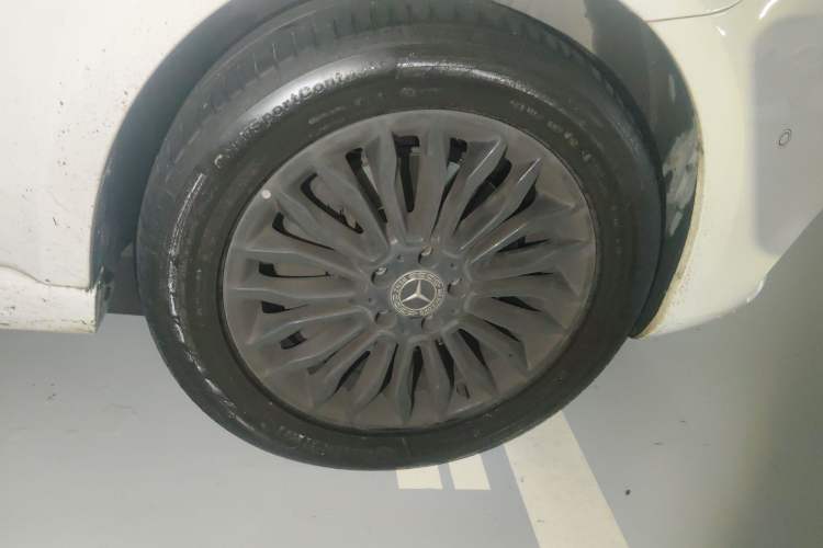 Used Mercedes-Benz V-Class 2018 V 260 AMG Sport Edition China V Emission Standard Right Front Wheel Hub