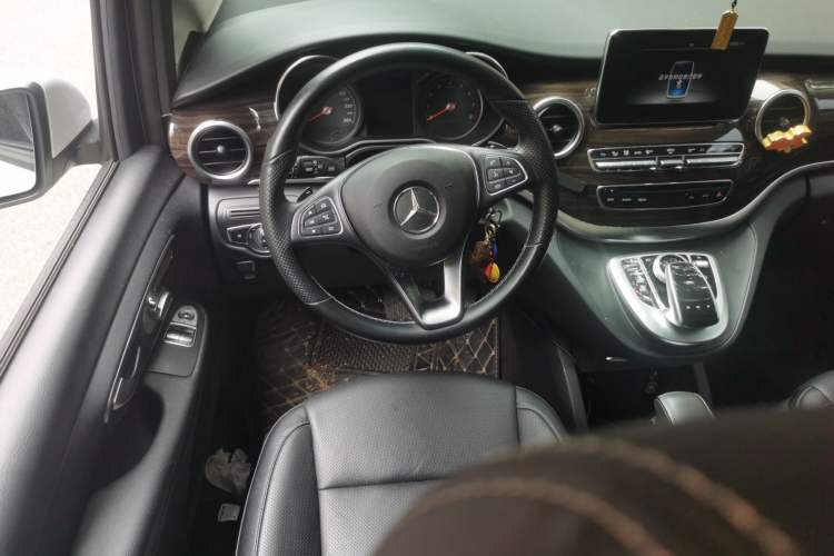 Used Mercedes-Benz V-Class 2018 V 260 Avantgarde Edition China VI Steering Wheel