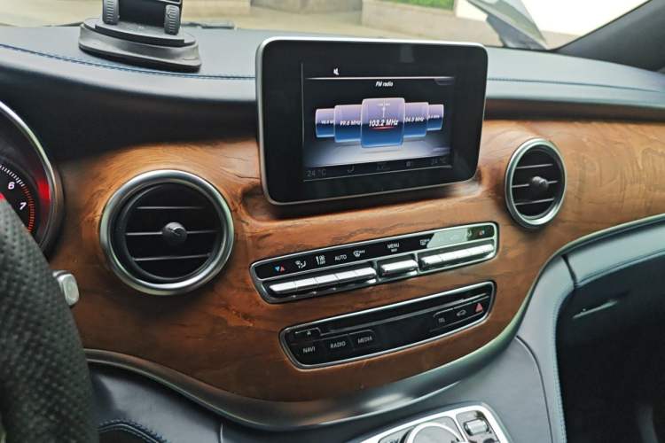 Used Mercedes-Benz V-Class  Audio And AC Panel