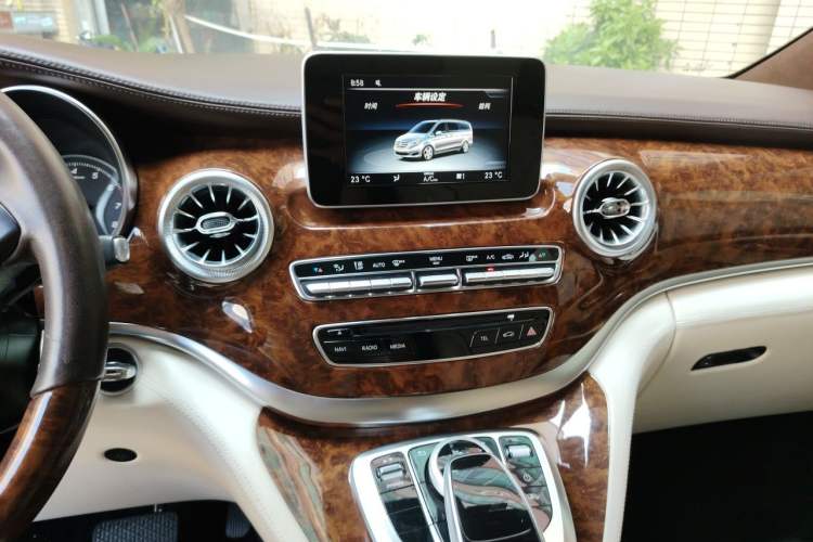 Used Mercedes-Benz V-Class 2019 V250 2.0T Standard Extended Middle East Audio And AC Panel