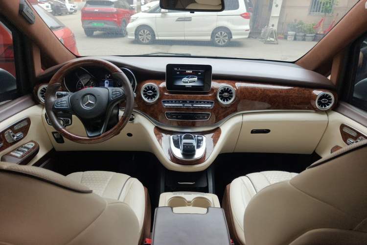 Used Mercedes-Benz V-Class 2019 V250 2.0T Standard Extended Middle East Center Console