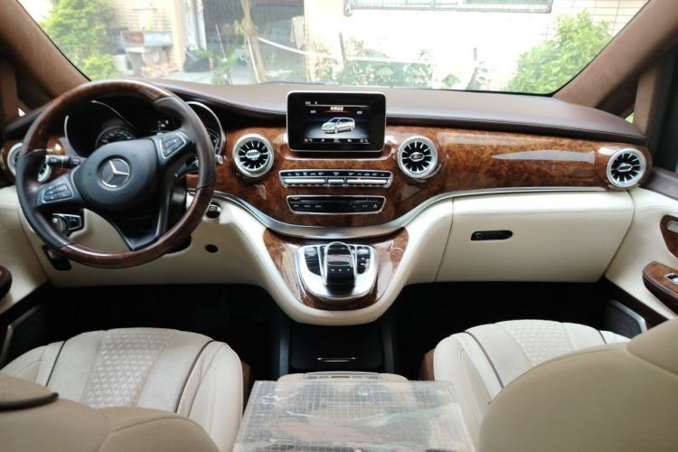 Used Mercedes-Benz V-Class 2019 V250 2.0T Standard Extended Middle East Center Console
