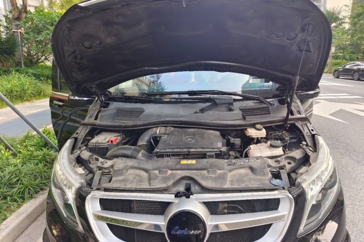 Used Mercedes-Benz V-Class  Engine Bay
