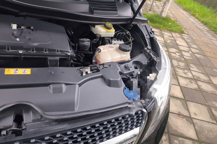 Used Mercedes-Benz V-Class  Engine Bay Left